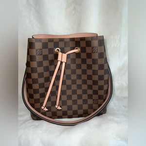Louis Vuitton NeoNoe MM in Damier Ebene/Venus (a light beige-pink).